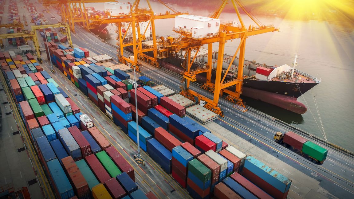 Container und Schiff im Hafen