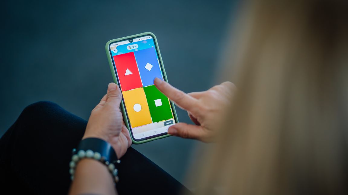 Person tippt auf Smartphone Screen wo ein Kahoot-Spiel aufgeklappt ist