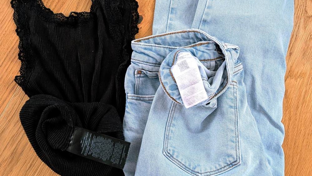 Jeans und T-Shirt mit sichtbaren Etiketten