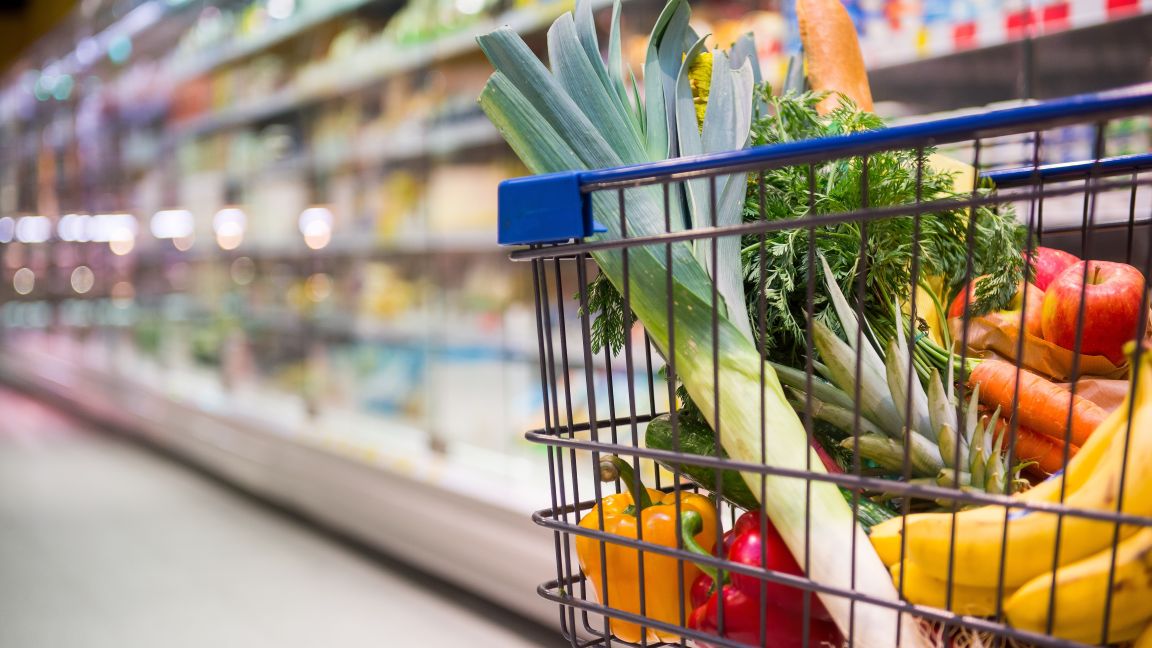 gefüllter Einkaufswagen im Supermarkt