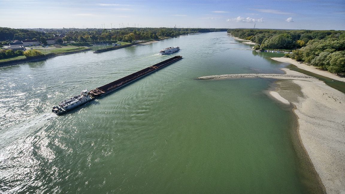 Binnenschiff auf der Donau