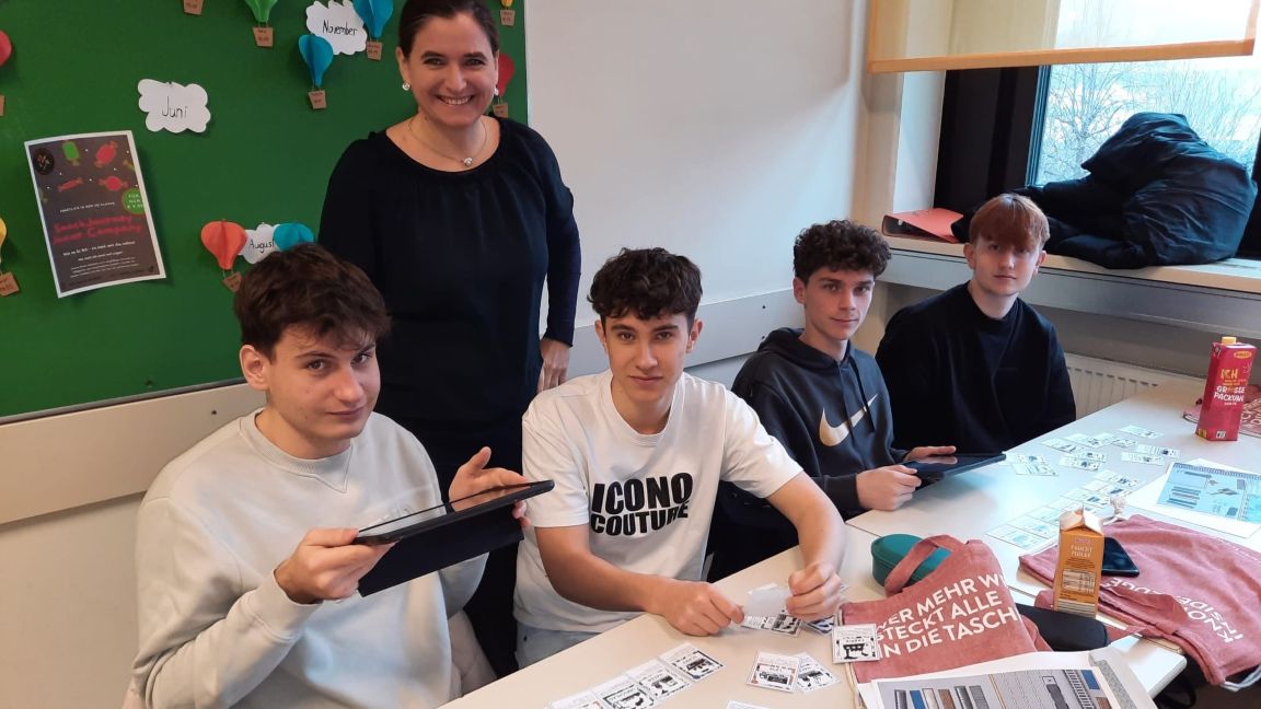 Schüler und Schülerinnen bei einem Transport School Labe